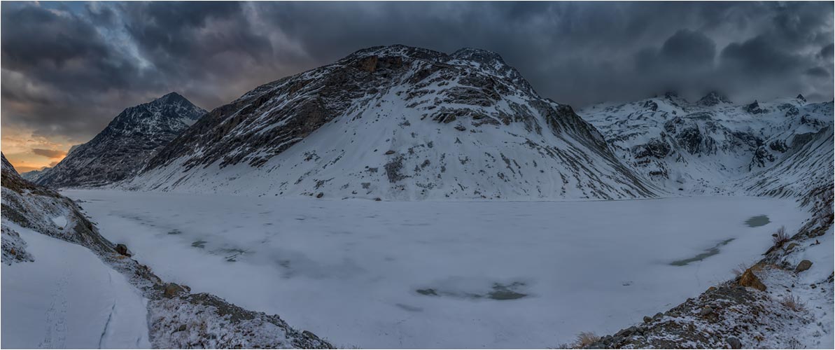 gefrorener Lej da Vadret im Val Roseg